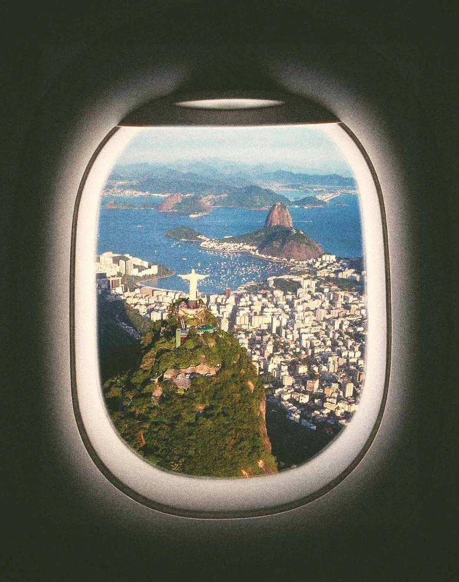 Vista aérea de Río de Janeiro desde la ventana de un avión